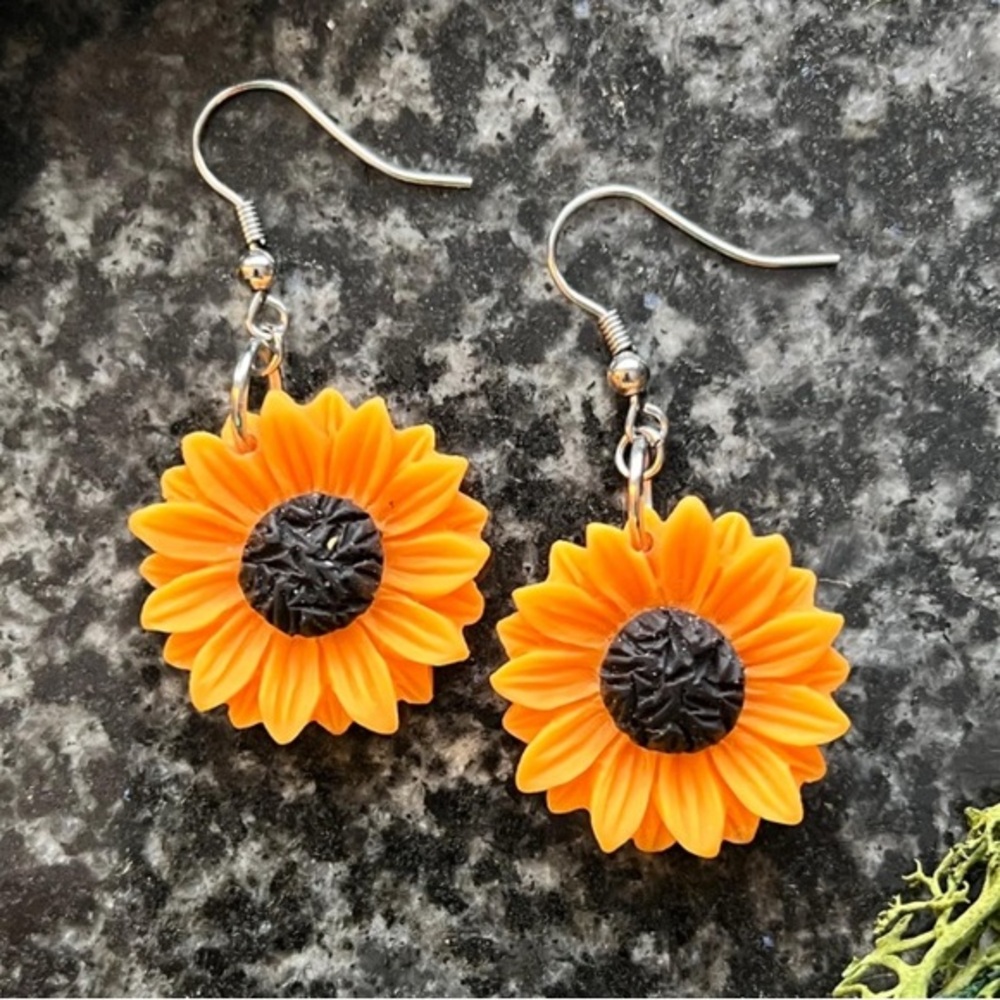NWT - 3D Sunflower Bohemian style dangle acrylic Earrings